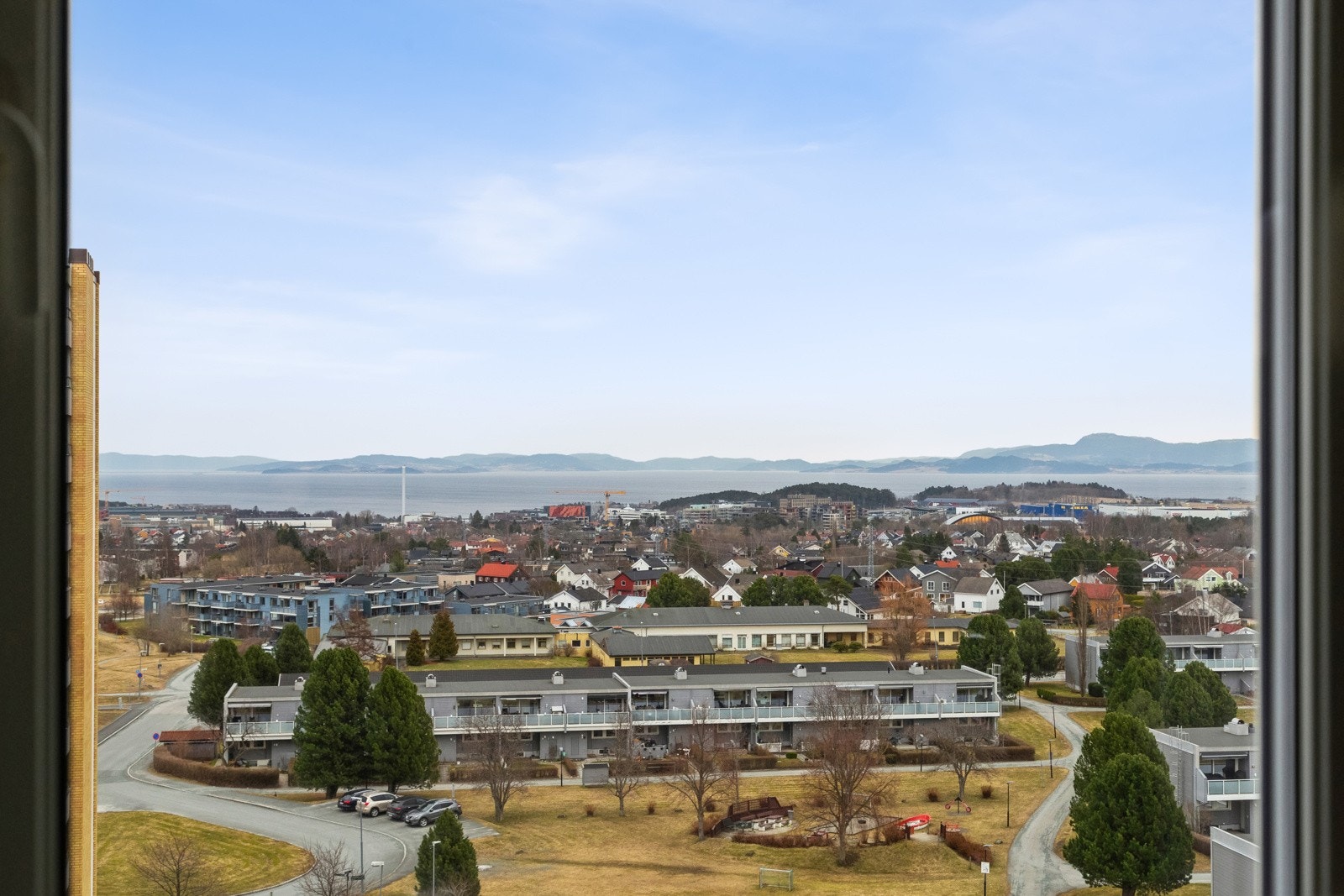 Flere busslinjer innen få minutter til fots, gjør det enkelt å reise nedover mot Trondheim sentrum og videre! Galleribilde