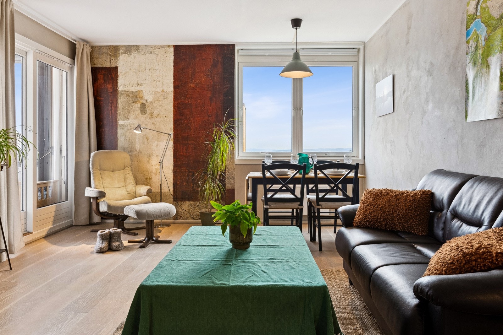 Leiligheten har en praktisk planløsning, stor og romslig stue med utgang til en innglasset balkong, samt vinduer rundt som gir en skikkelig panorama følelse. Galleribilde