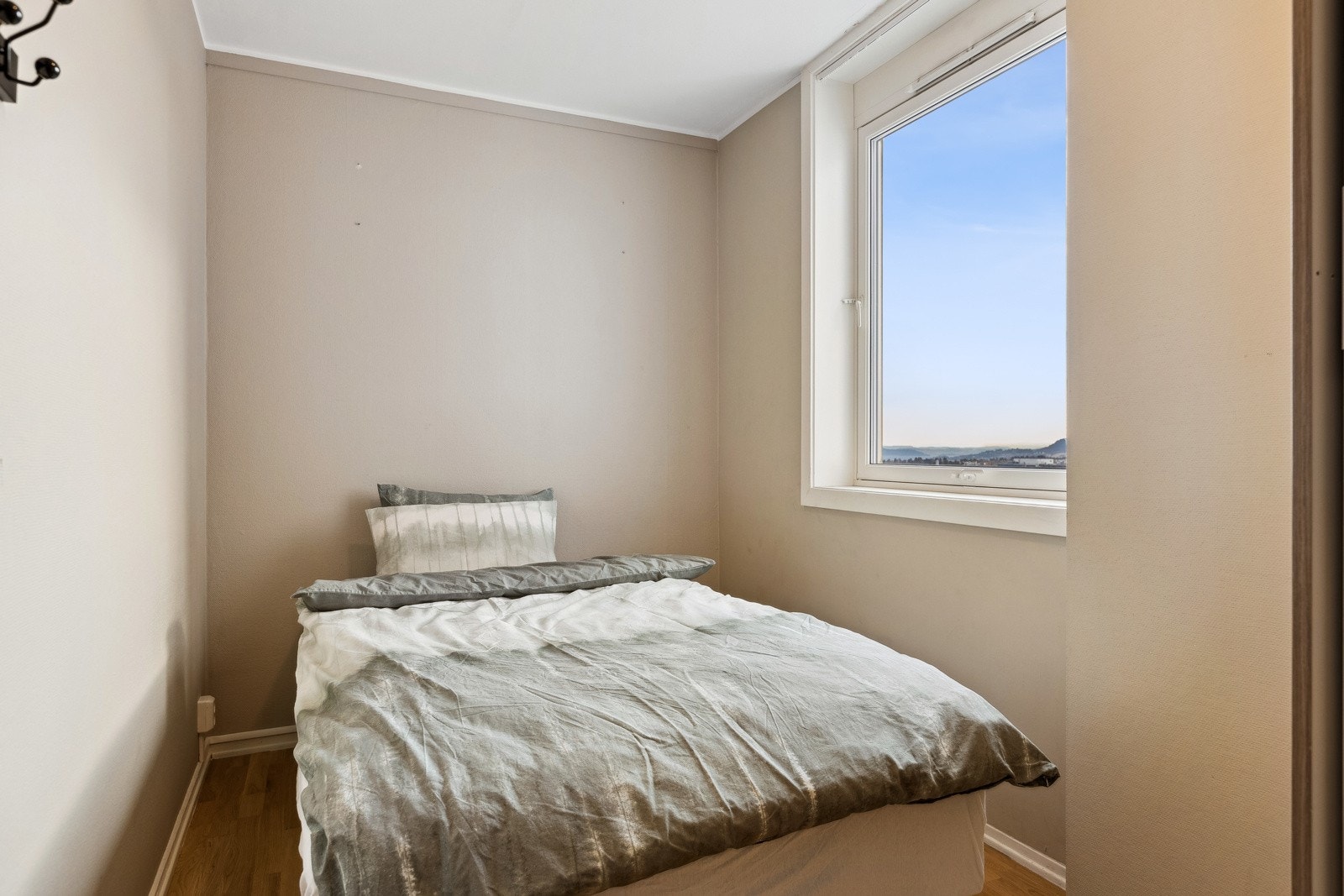 Soverommet er av lyse og nøytrale farger, samt en helt fantastisk utsikt. Galleribilde