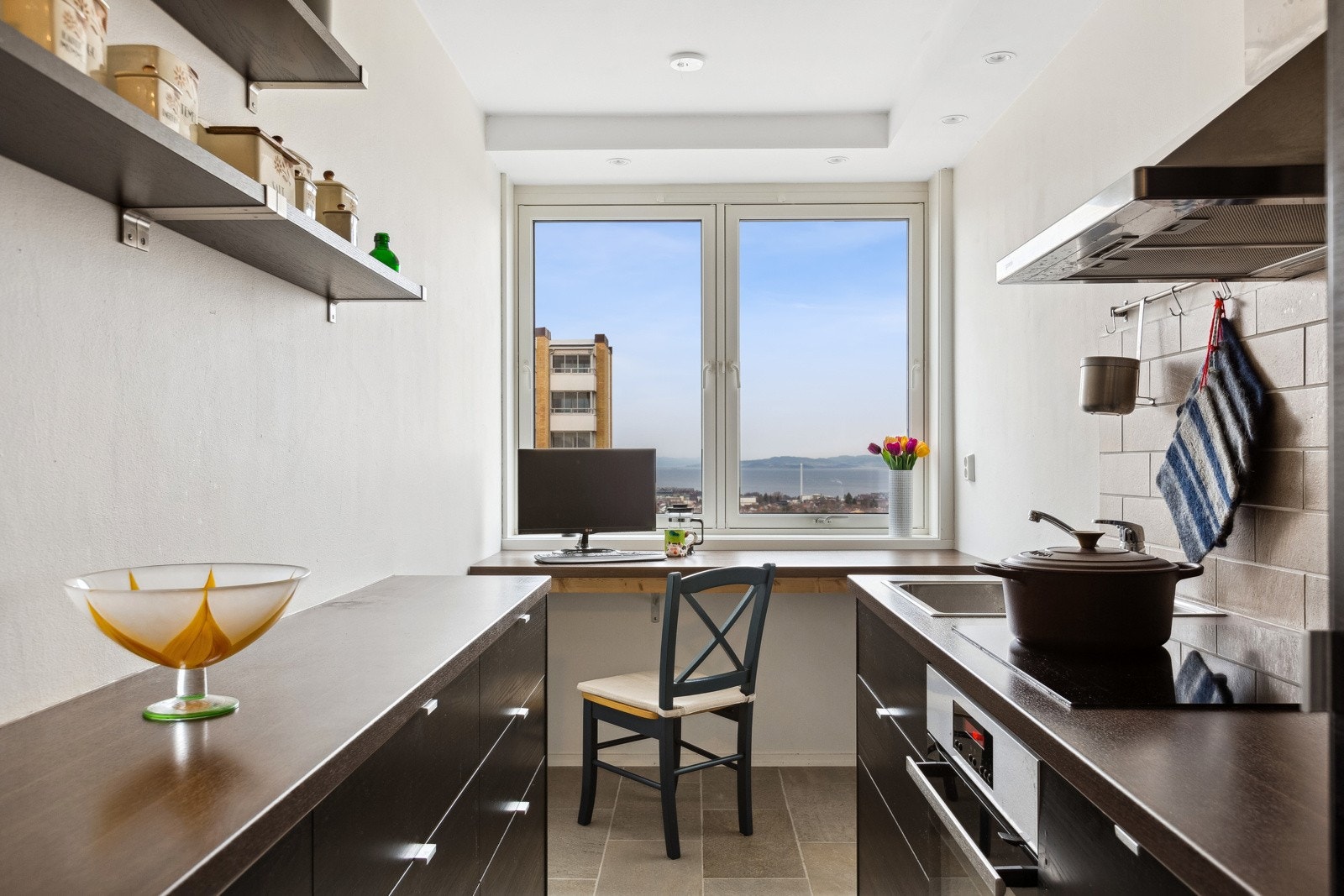 Kjøkkenet får godt med naturlig lysinnslipp og har en fantastisk utsikt over Trondheimsfjorden. Galleribilde