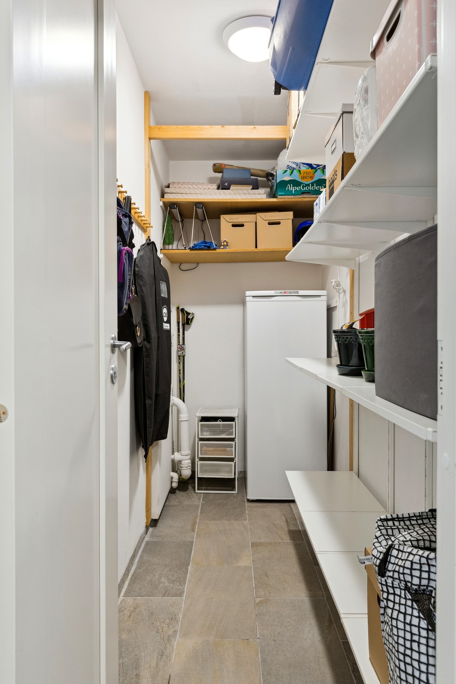 Ved entreen har man en intern bod på ca 4 kvm, praktisk løsning med hyller og rom for diverse husgjenstander. Galleribilde