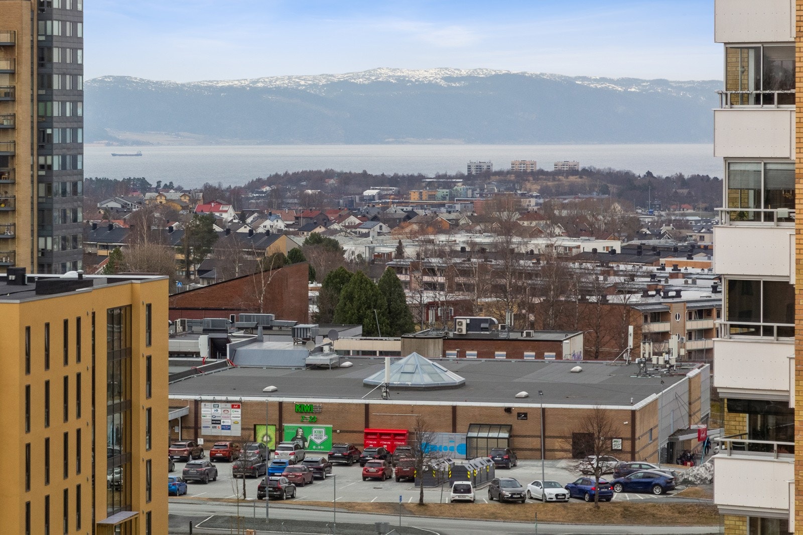 Beliggenheten på Valentinlyst gir umiddelbar nærhet til "alt" du trenger av diverse dagligvare- og andre butikker. Galleribilde
