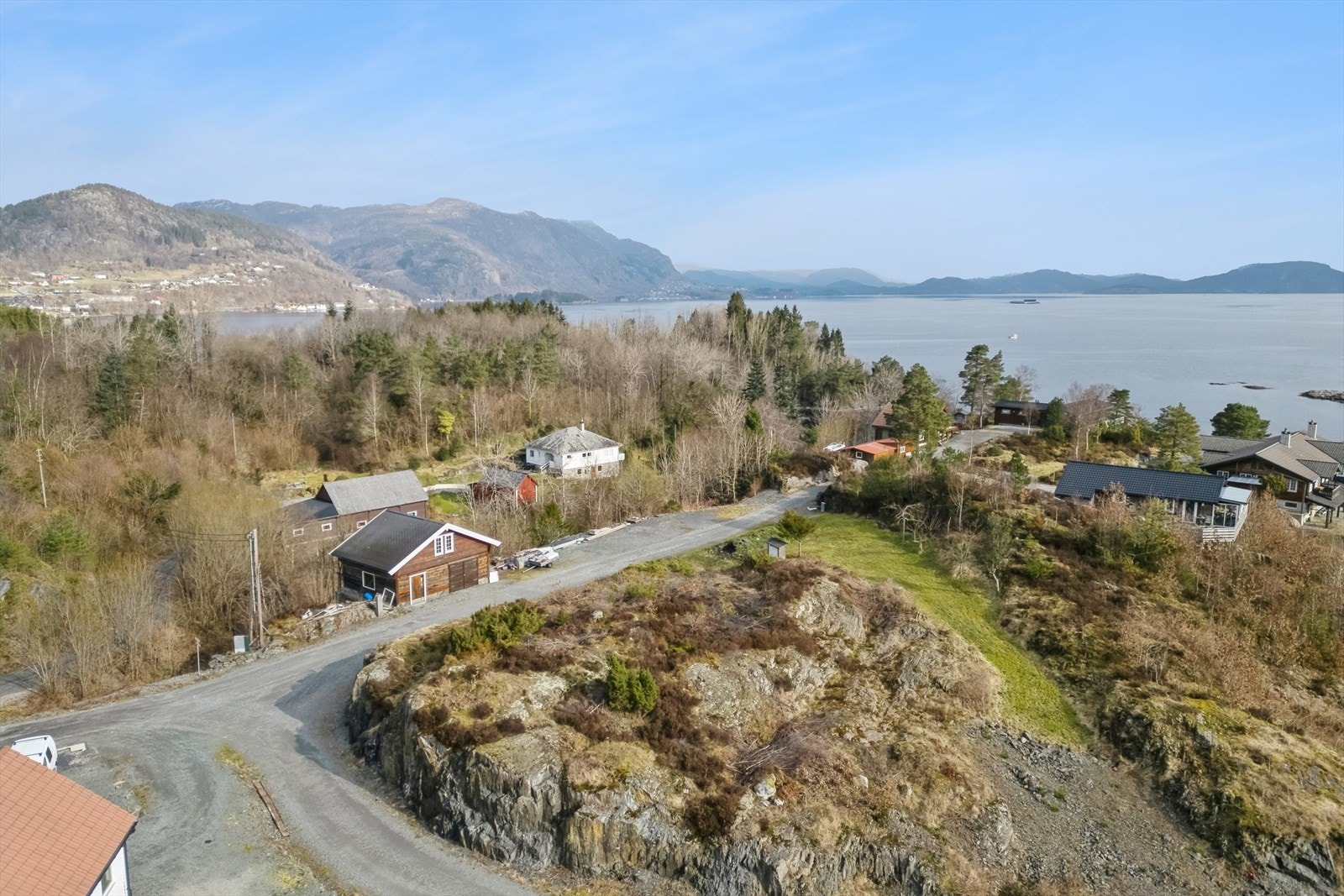 Boligtomten består av fjell, lyngheier og jord, og har fantastiske sol- og utsiktsforhold. Det er tinglyste veiretter til tomten. Galleribilde