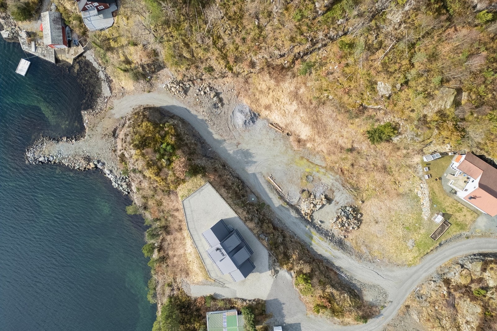 Det er godkjent for servicebygg og naust, samt stor parkeringsplass. Galleribilde