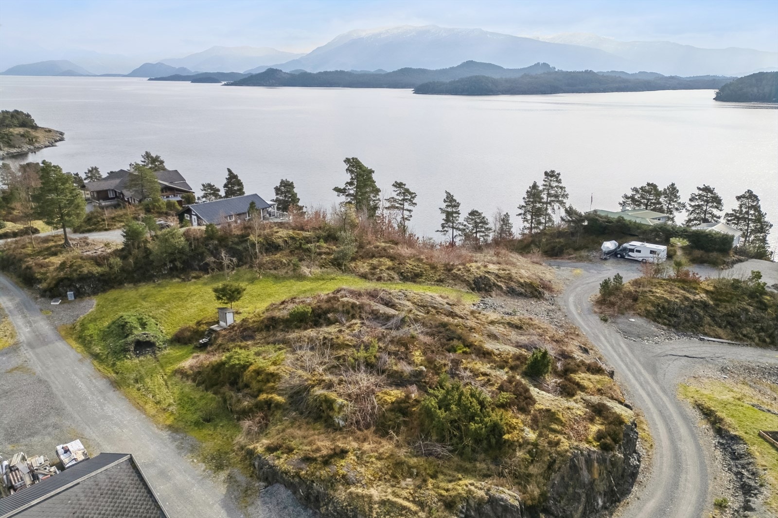 Tomten ligger på en høyde, med fantastisk utsikt mot Kvinnheradsfjella, Folgefonna, Onarheimsfjorden og ytre del av Hardangerfjorden. Her kan du nyte fred og ro i idylliske omgivelser Galleribilde