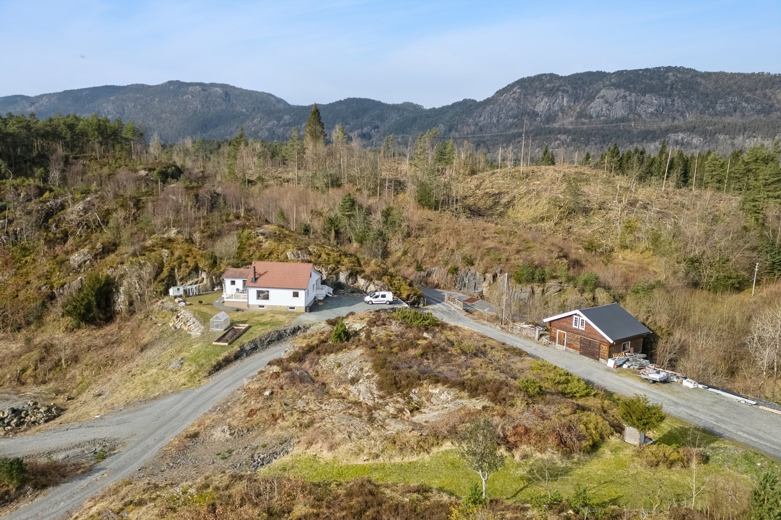 Området byr på nærhet til sjøliv og fiske, samtidig som det er flotte turmuligheter i skog- og fjellterreng. Det er kort vei til ulike turløyper, til Tysnessåta, eller rundtur i Onarheimsmarka. Galleribilde