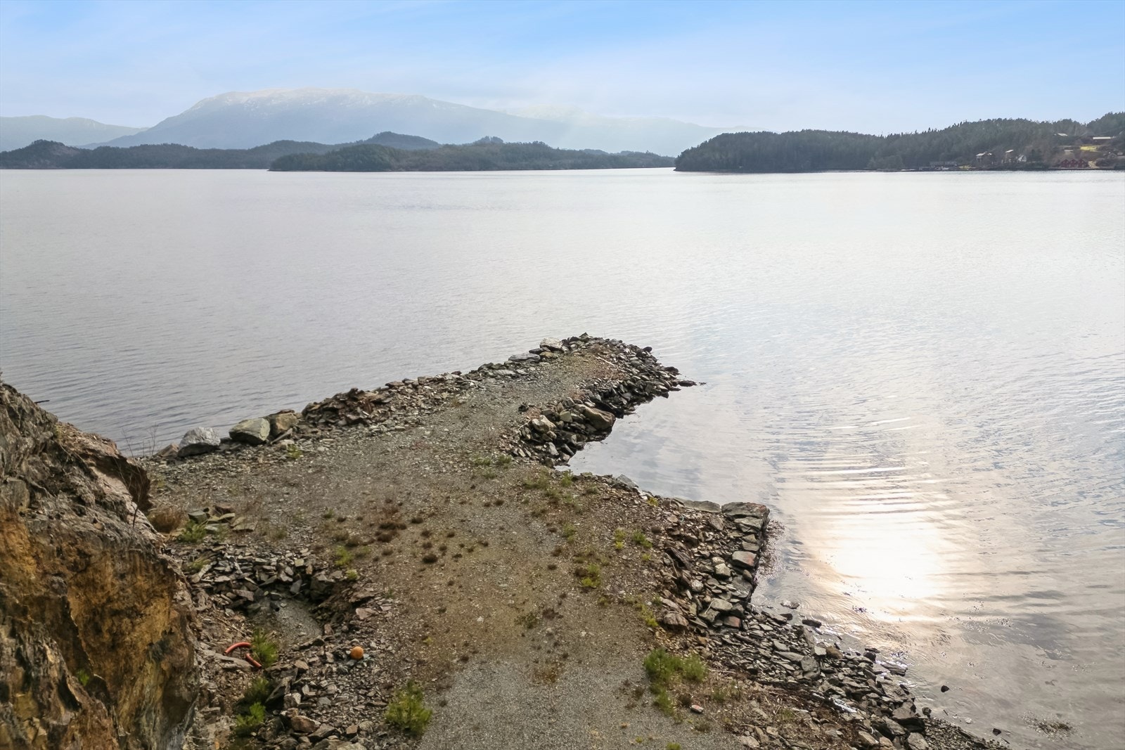 Her er mulighetene mange, og kan eksempelvis videreutvikles med å bygge naust eller sløyeboder, flytebrygge med plass til flere båter, samt anlegge båtoppdrag Galleribilde