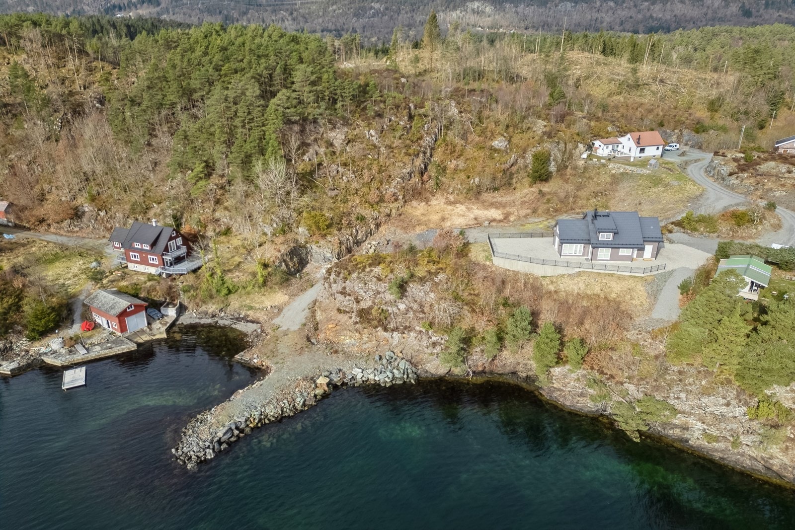 Tomten er på hele 3444m², og er nydelig plassert tett på sjø og fjell. Tomten er regulert og godkjent til fritidsbolig, samt naustplass med tilhørende molo, servicebygg, lekeplass og grøntareal. Galleribilde