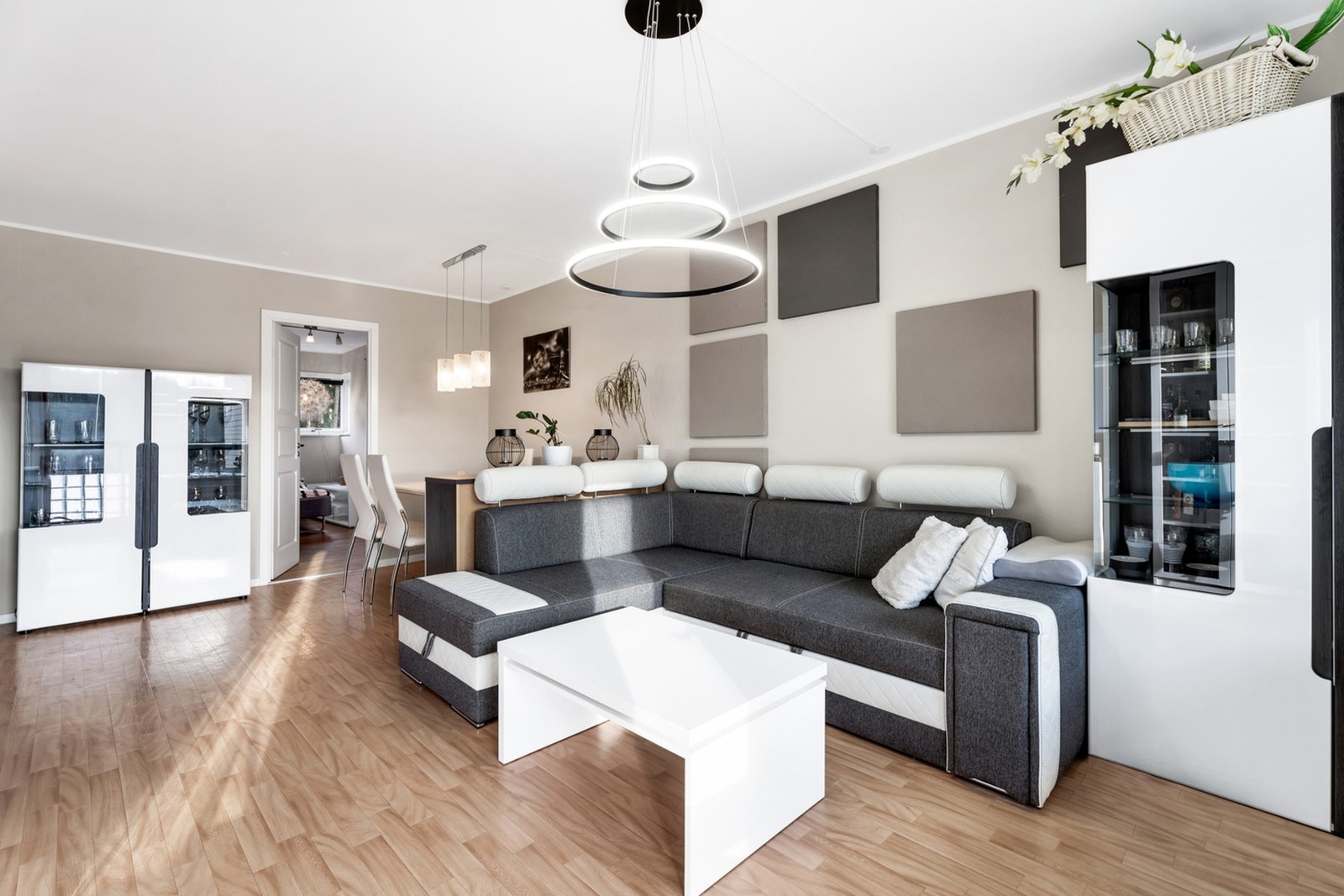 Her er det plass til både sofagruppe, TV-benk og spisemøblement. Galleribilde