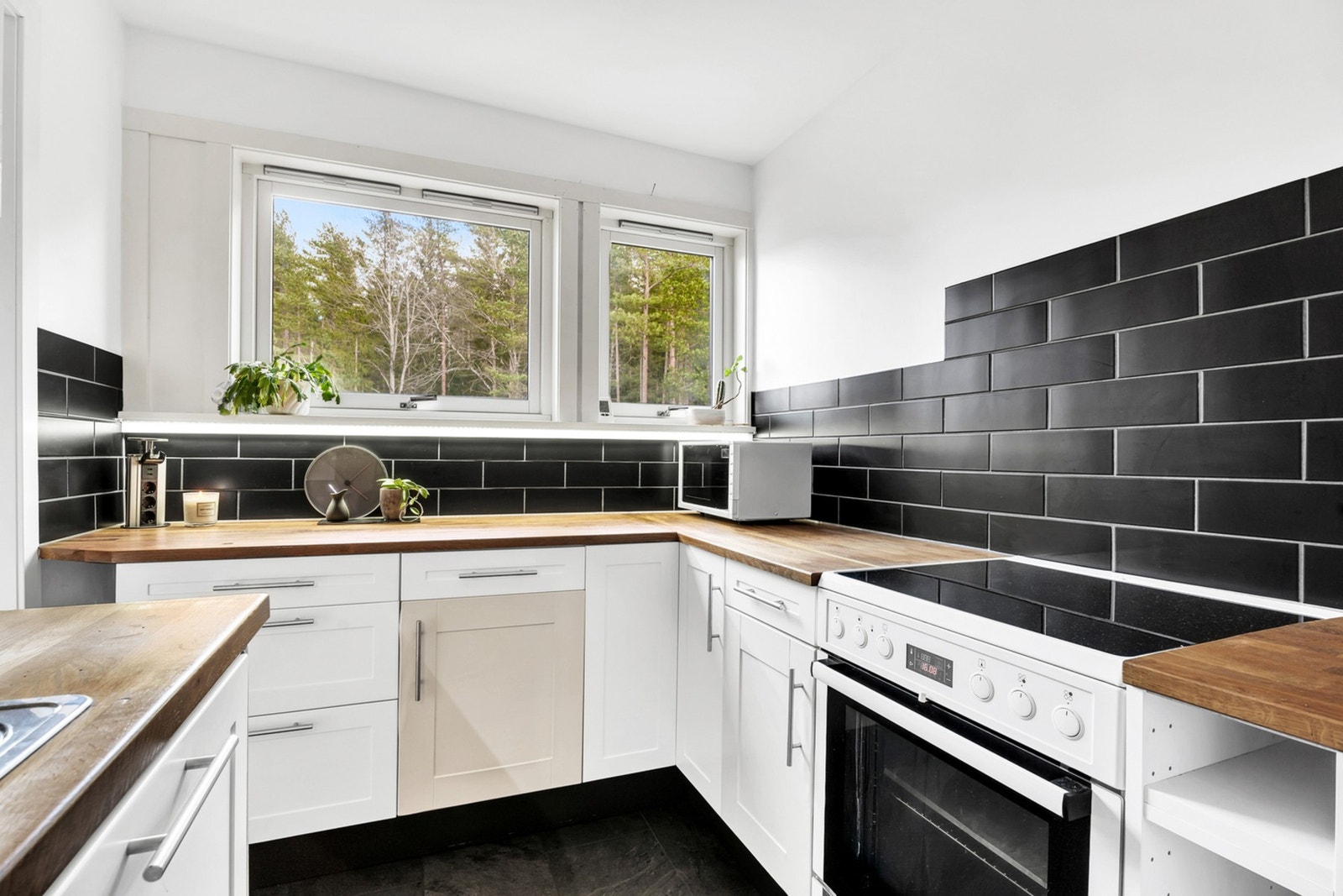 Boligen har et separat og flott kjøkken med profilerte fronter og benkeplaten av heltre. Galleribilde