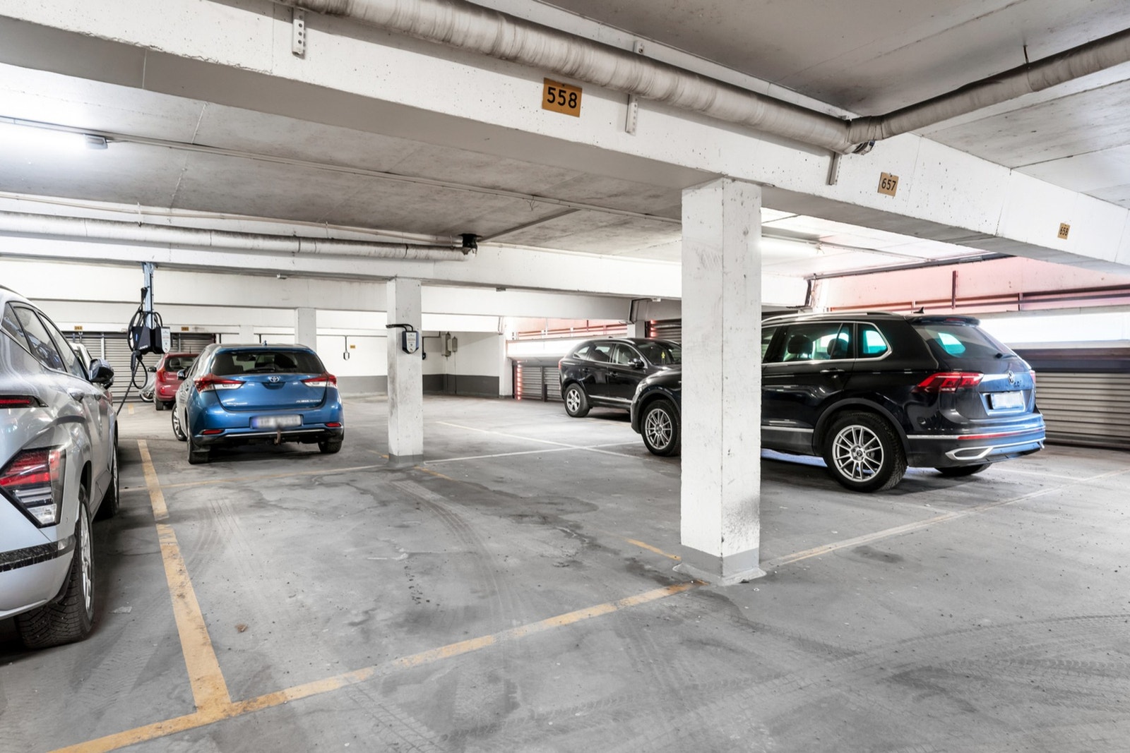 Det medfølger en parkeringsplass i felles garasjeanlegg. Galleribilde