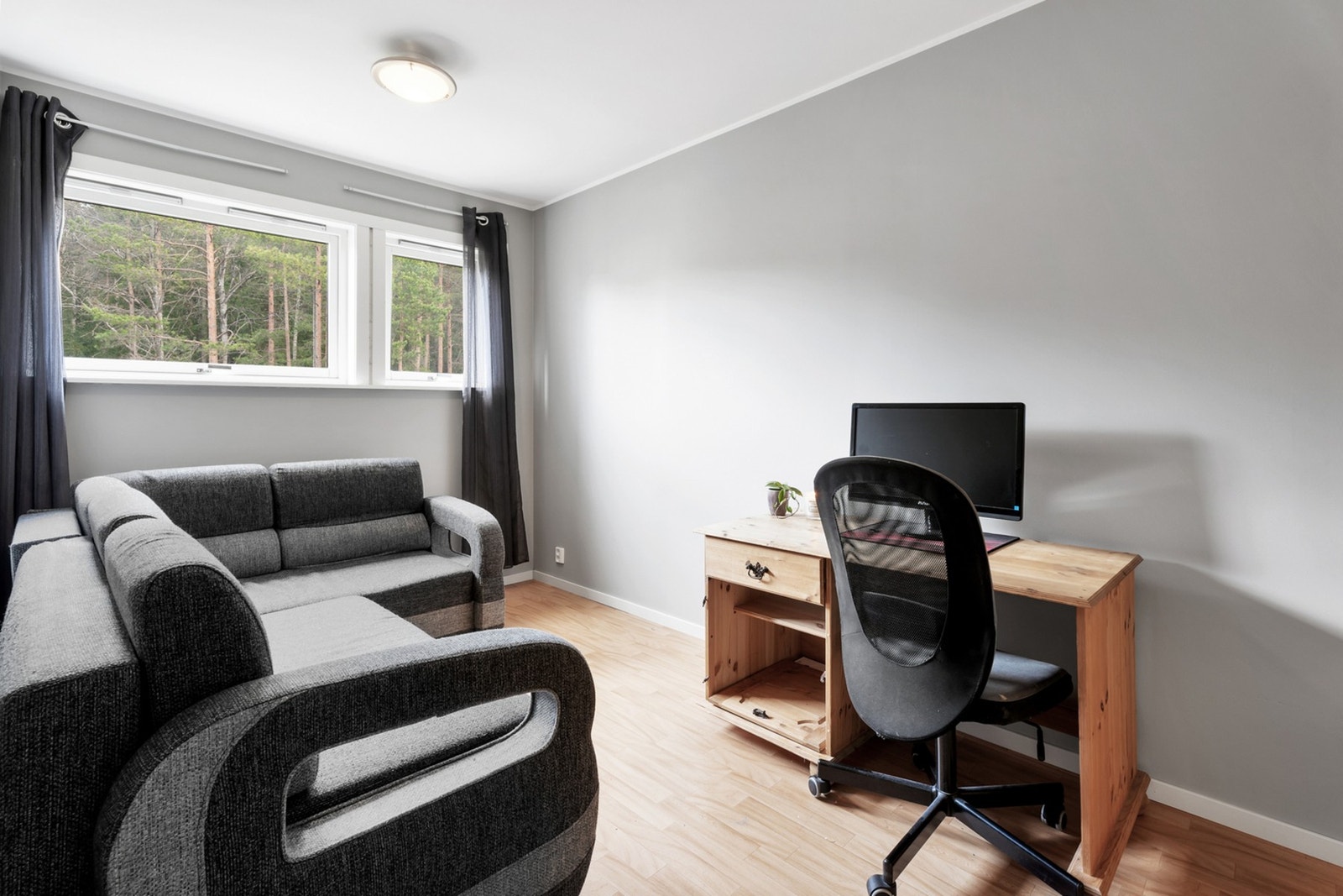 De tredje soverommet har plass for skrivebord og sovesofa. Galleribilde