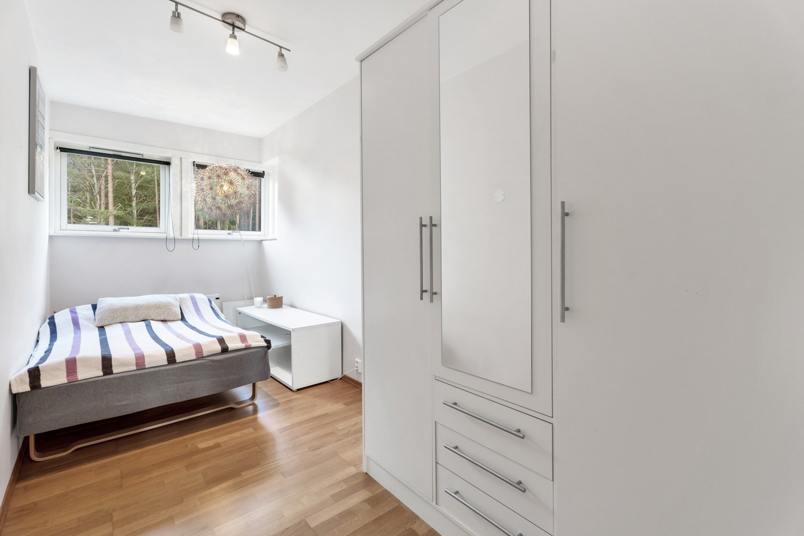 Boligen har tre romslige soverom med god plass for dobbeltseng, nattbord og kommode. Galleribilde