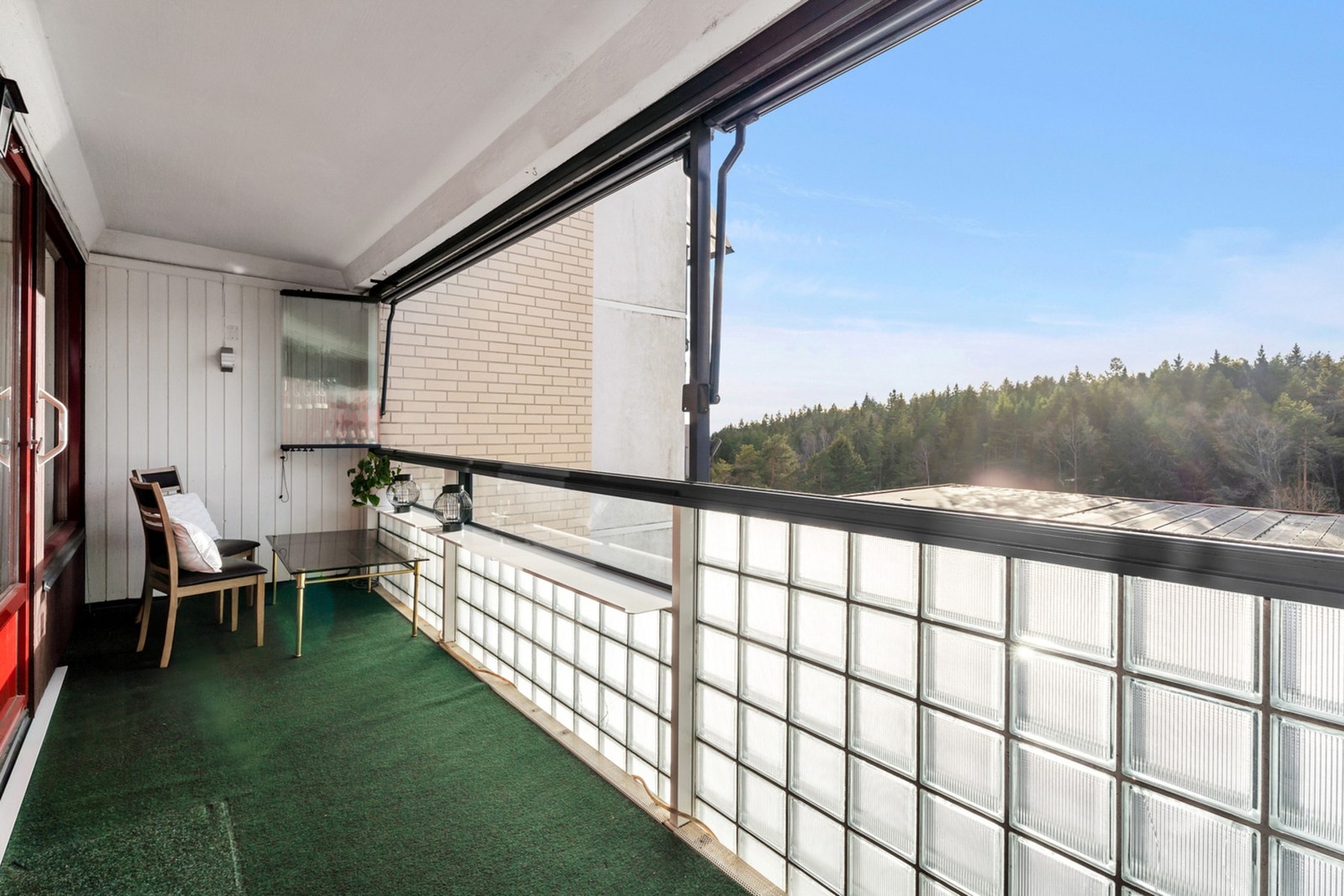 Med komfortable møbler, som puter og lamper eller levende lys kan du gjøre balkongen til en favorittplass for både deg selv og gjestene dine. Det skaper en hyggelig atmosfære på kveldstid. Galleribilde