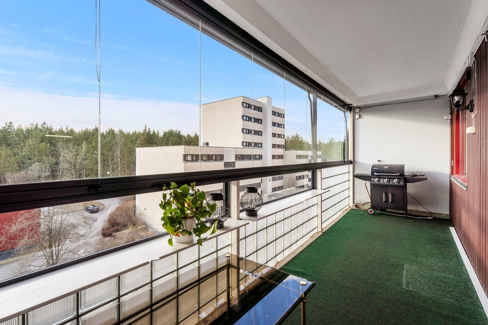 Boligen har en praktisk planløsning som består av entre og gang, tre soverom, stue, kjøkken, baderom, vaskerom, innglasset balkong og en luftebalkong. Galleribilde