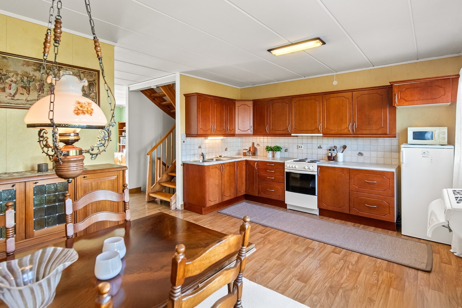 Koselig kjøkken med store vinduer som gir mye naturlig lys. Galleribilde