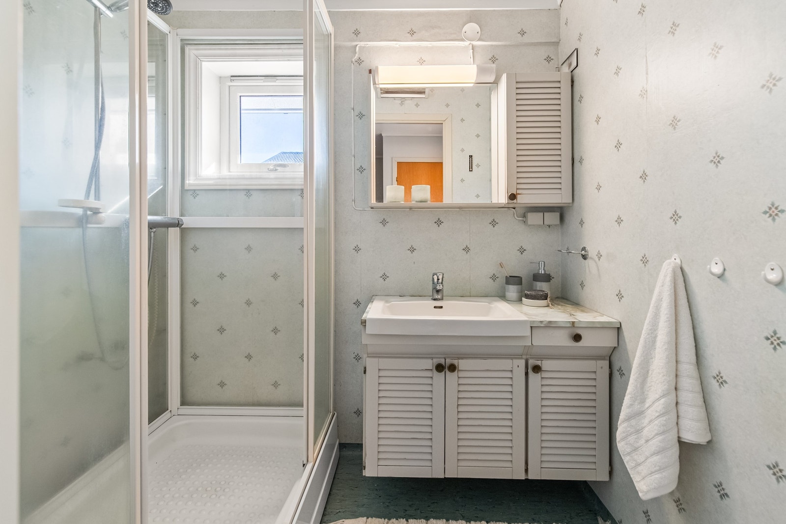 Bad med dusjkabinett, servant i innredning og speil skap. Galleribilde