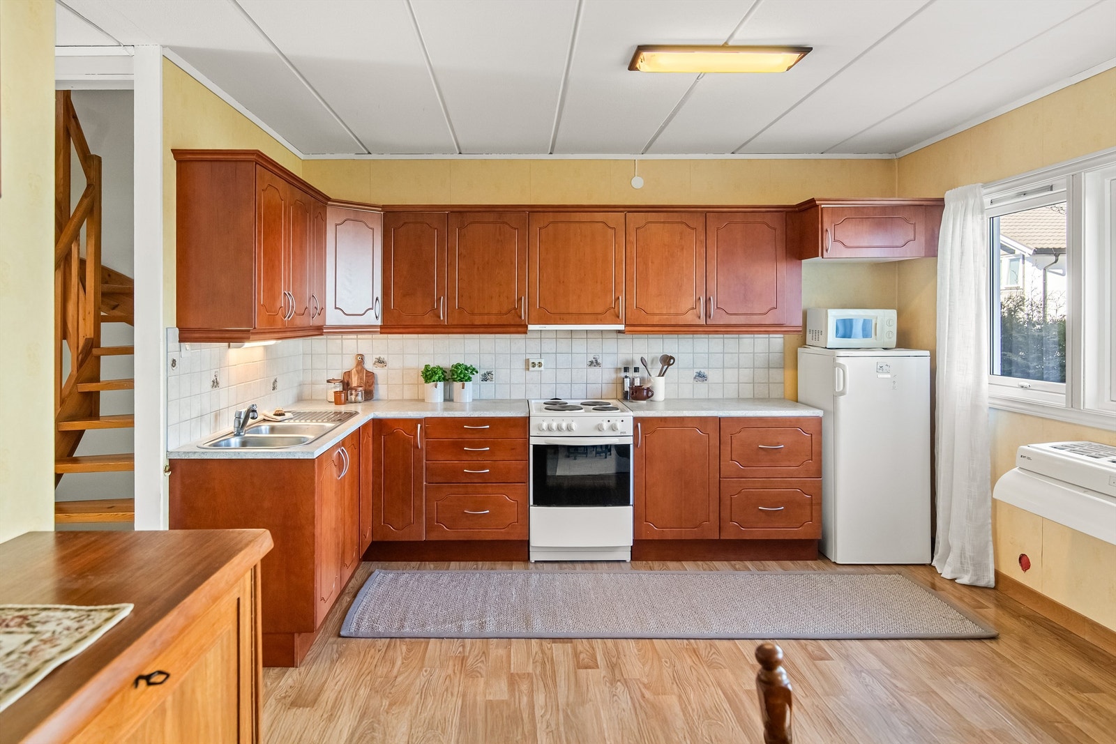 Kjøkken med god skap- og benkeplass. Galleribilde