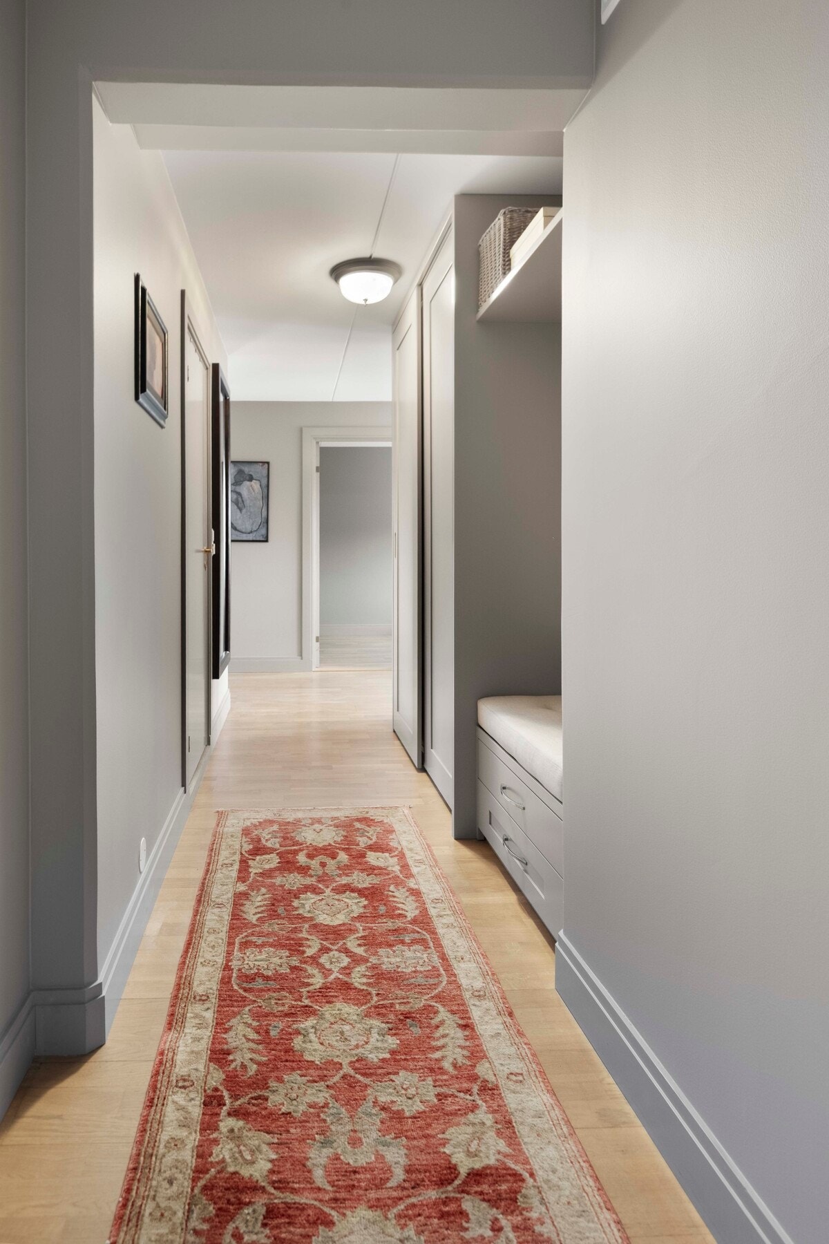 Entreen har plassbygget garderobeløsning med god oppbevaringsplass og nisje med sitteplass. Galleribilde