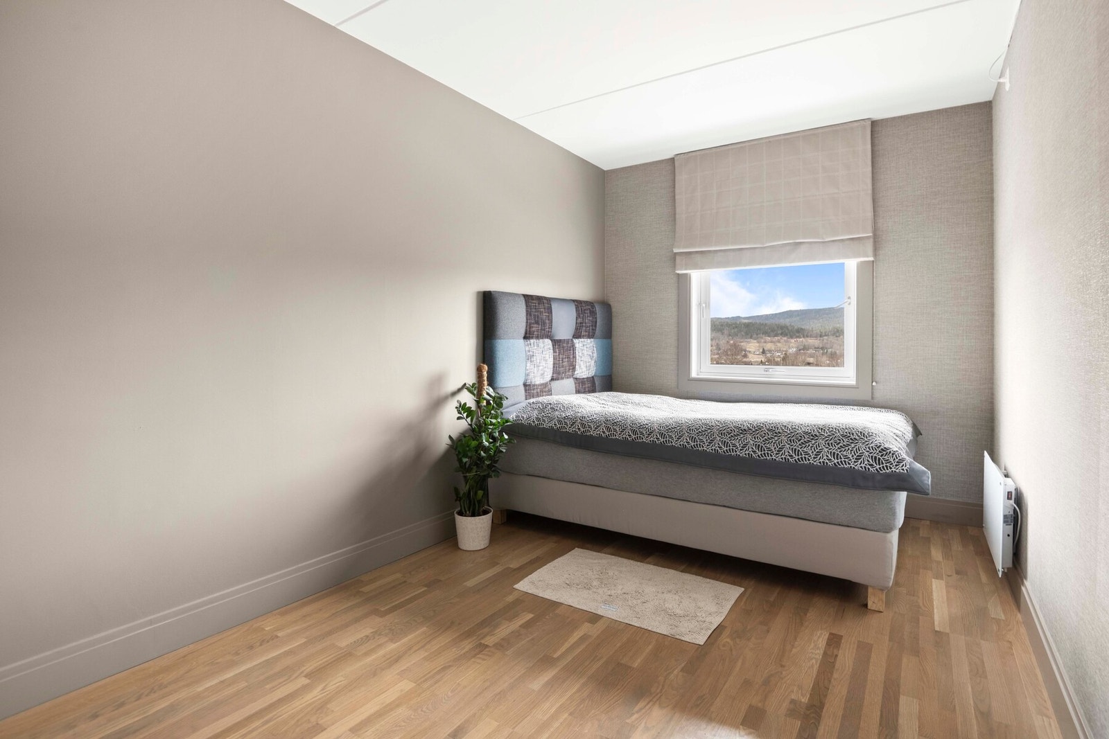 Alle soverom har parkettgulv og malte vegger. Galleribilde