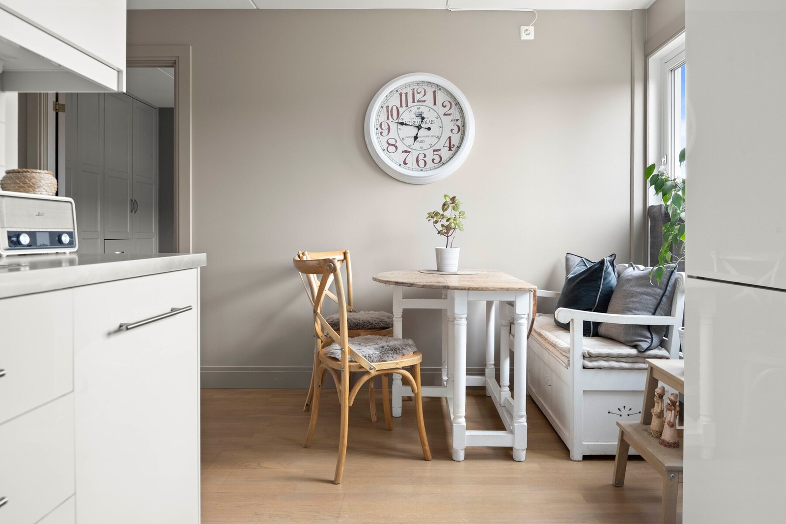 Det er plass til et spisebord hvor du kan nyte en god frokost. Galleribilde