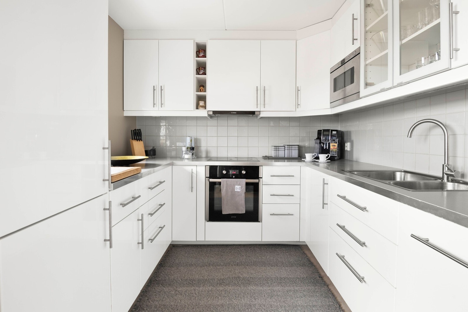 Innredningen er fra ukjent dato med glatte fronter og nedfelt oppvaskkum. Galleribilde