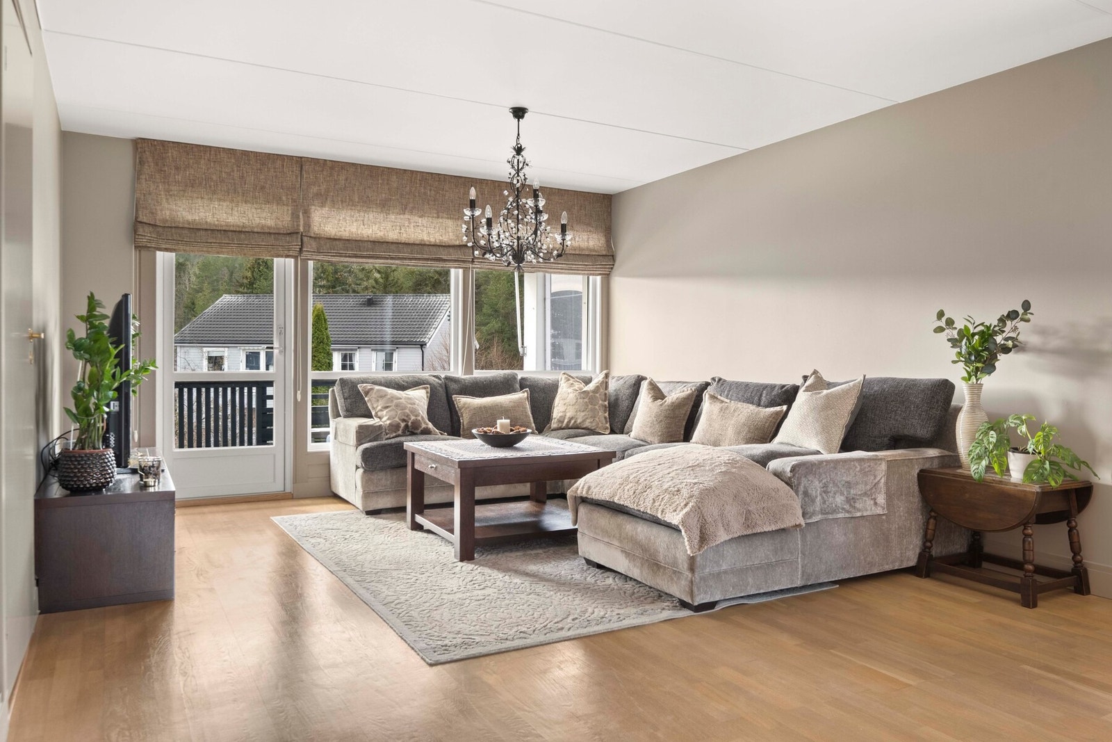 Det er naturlig plass til en spisegruppe, sofa og TV med tilhørende møblement. Galleribilde