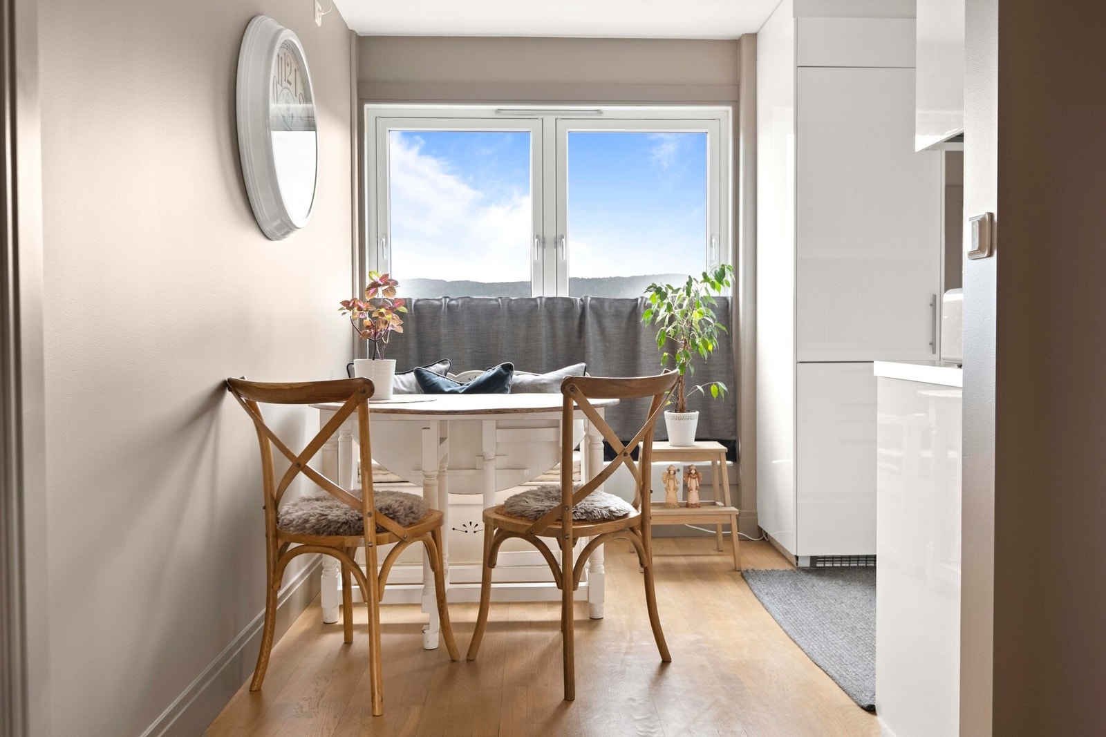 Kjøkkenet ligger i en delvis åpen og sosial løsning med stuen - perfekt for å varte opp gjester! Galleribilde