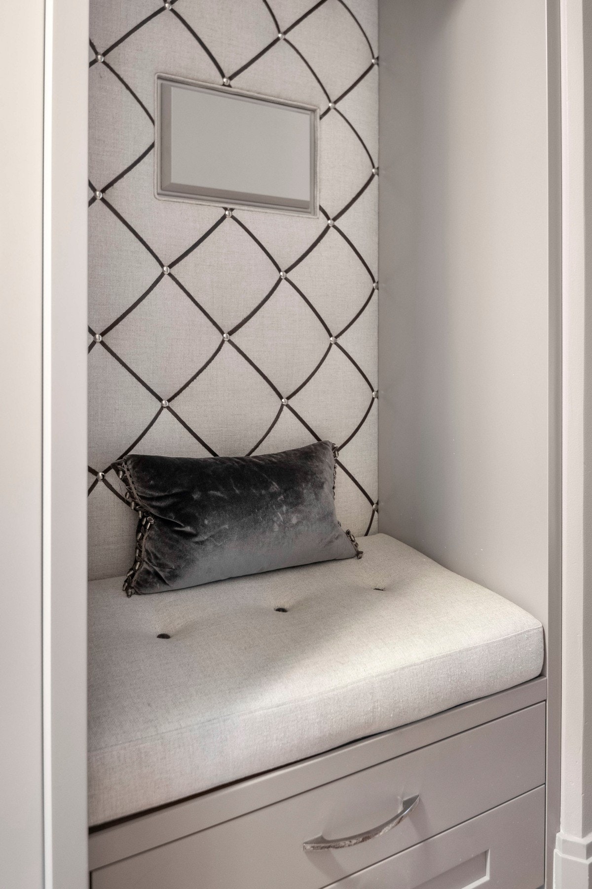 Entreen har plassbygget garderobeløsning med god oppbevaringsplass og nisje med sitteplass. Galleribilde