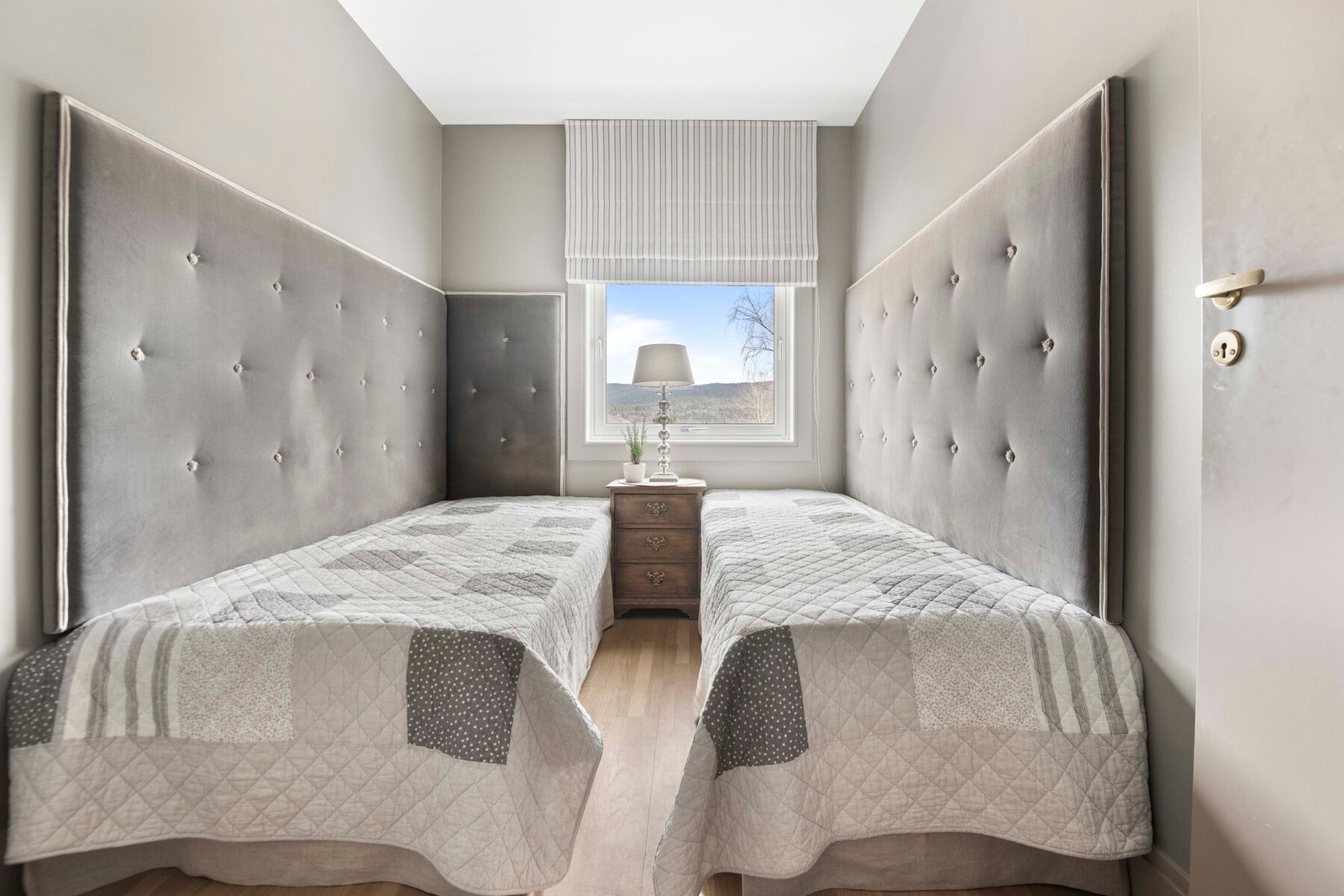 Rommene kan innredes etter behov og passer utmerket som gjesterom, kontor eller garderoberom. Alle soverom har vegger malt lyse og gulv belagt med parkett. Galleribilde