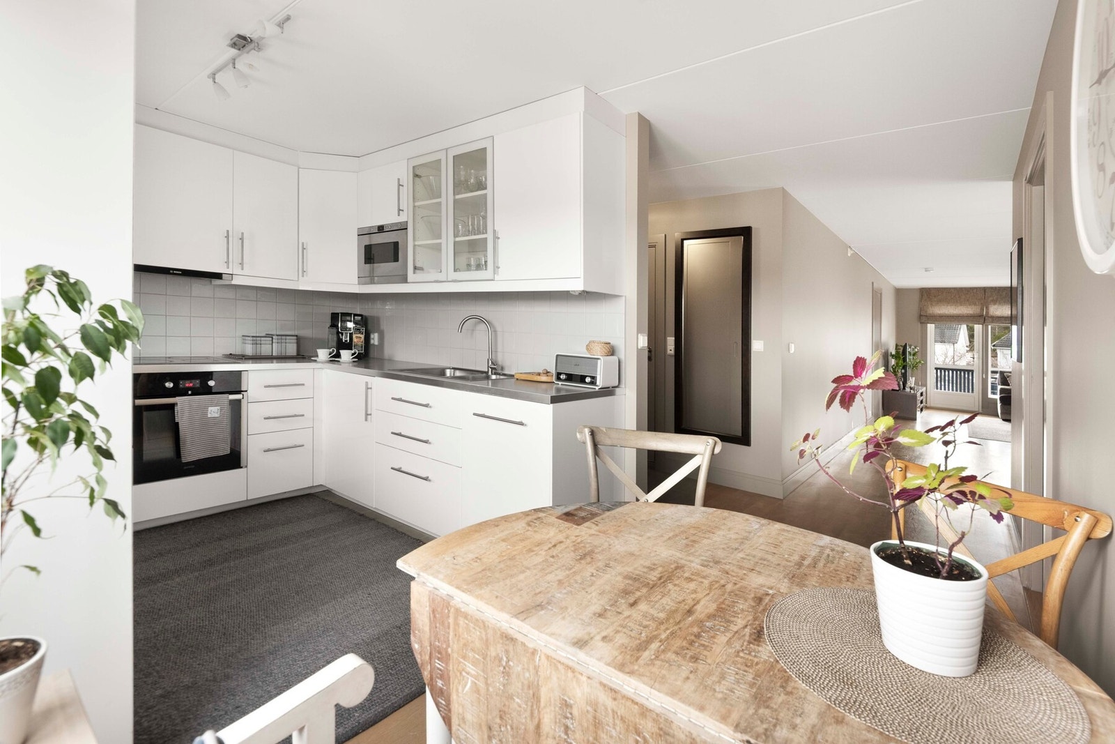 Hvitevarer bestående av integrert stekeovn, platetopp, oppvaskmaskin og kjøleskap med fryser medfølger salget. Galleribilde