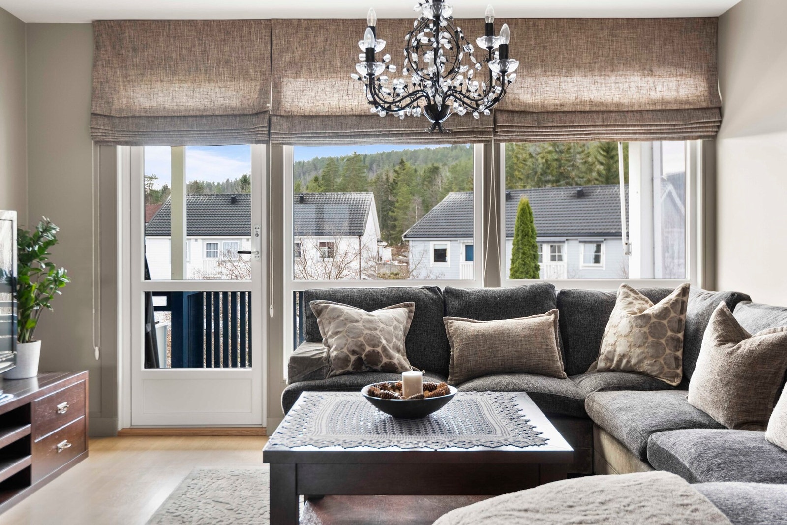 Fra stuen er det utgang fra stue til sydvestvendt balkong på ca 10 kvm. Galleribilde