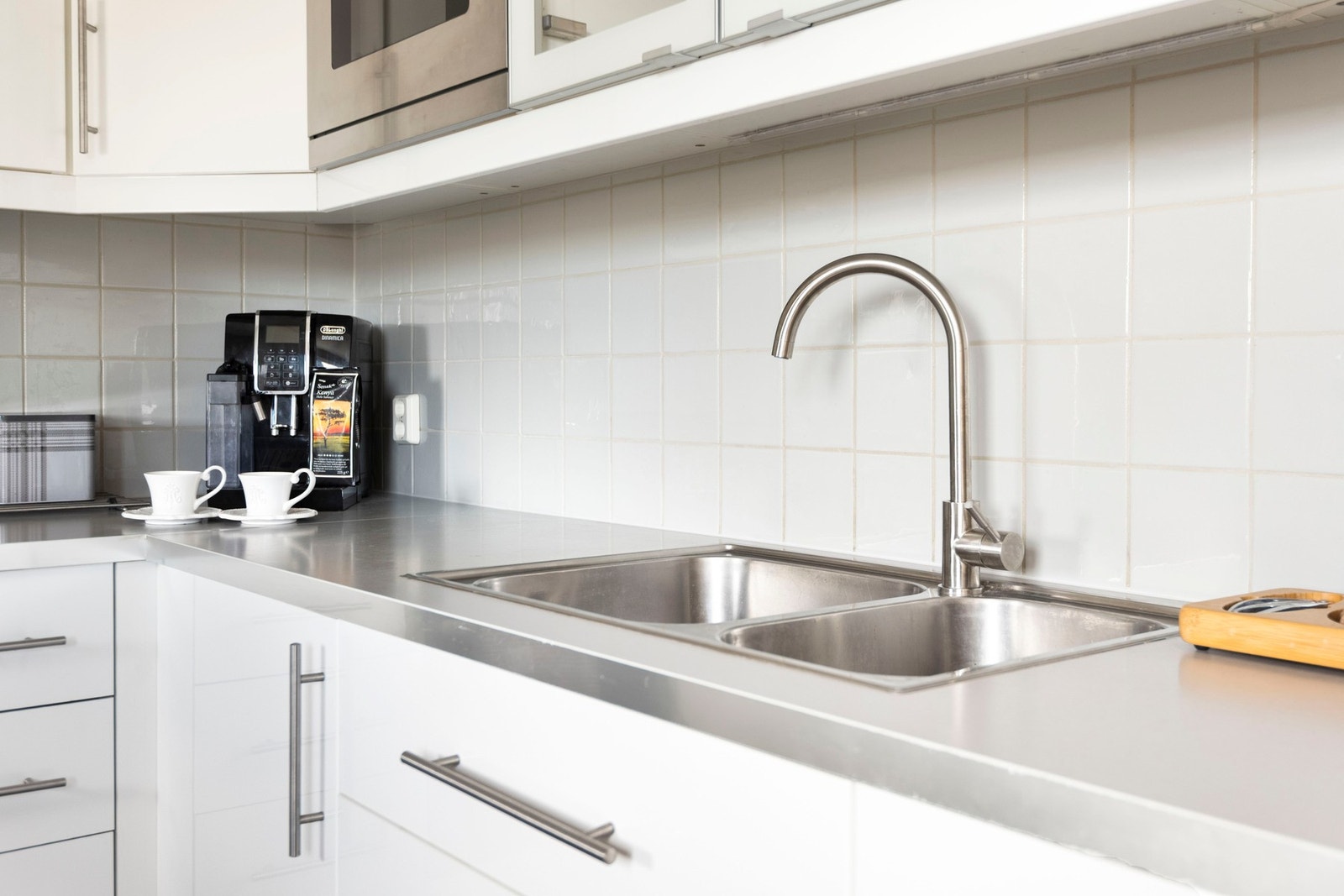 Innredningen er fra ukjent dato med glatte fronter og nedfelt oppvaskkum. Galleribilde