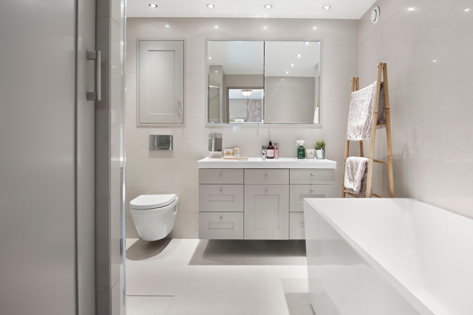 Gjennomgående god standrad med blant annet 2 flislagte bad fra 2013 med behagelig gulvvarme, badekar og belysning med downlights. Galleribilde