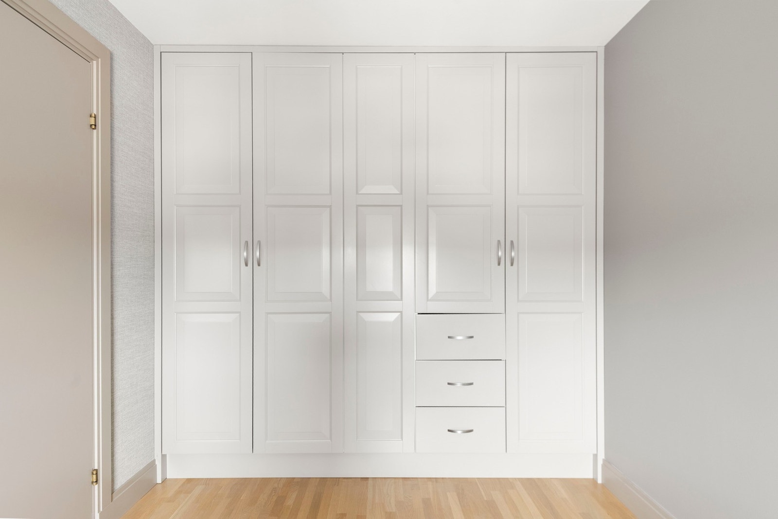 Garderobeskap medfølger salget. Galleribilde