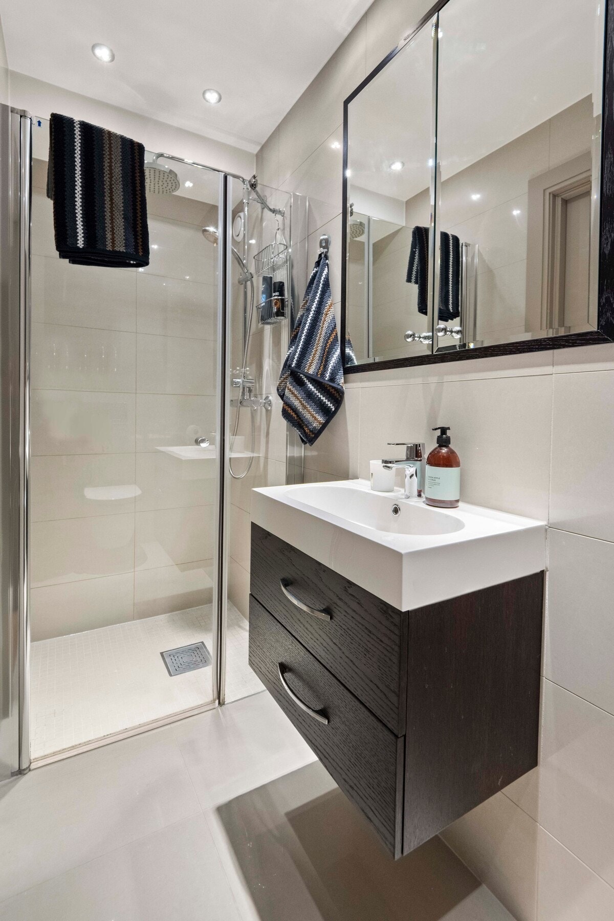 Leiligheten har også et mindre bad fra 2013. Galleribilde