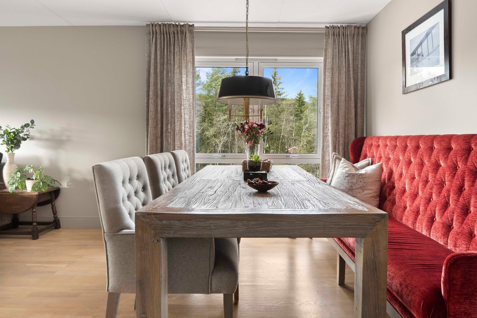 I regi av sameiet ble det i 2022 satt inn nye vinduer med karmer av tre, og to-lags glass, samt ny balkongdør med karmer av tre, og to-lags glass. Galleribilde