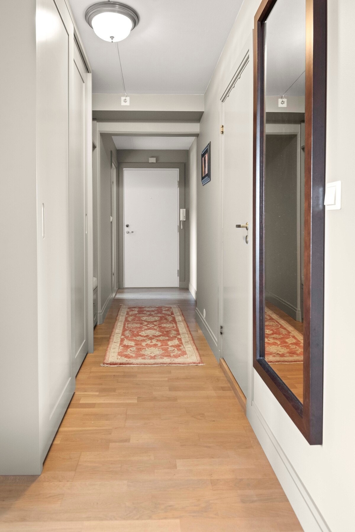 Velkommen inn! Det første som møter deg når du kommer inn er en romslig og fin entré som gir et godt førsteinntrykk av boligen. Galleribilde