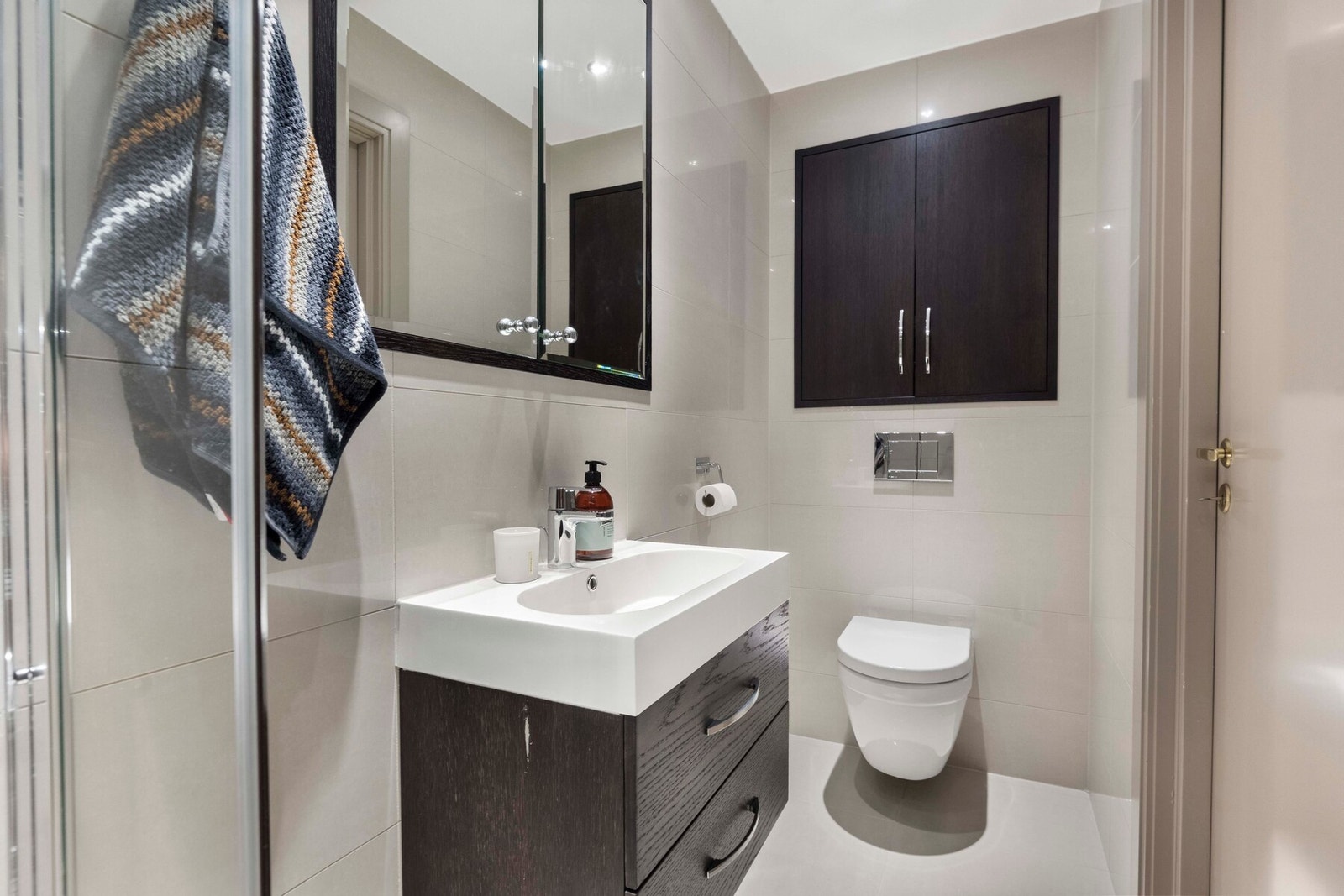 Badet har flislagt gulv med gulvvarme, flislagte vegger og nedsenket himling med downlights. Galleribilde