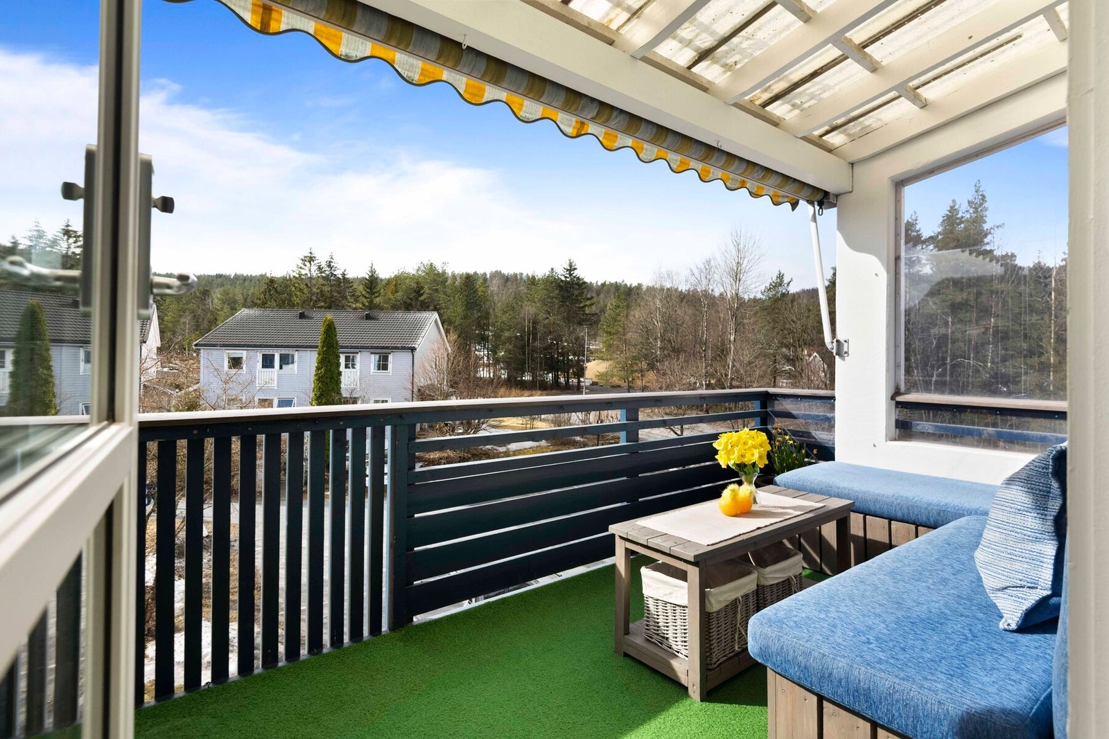 Her har du god plass til en sittegruppe, grill og dekorativ beplantning. Galleribilde