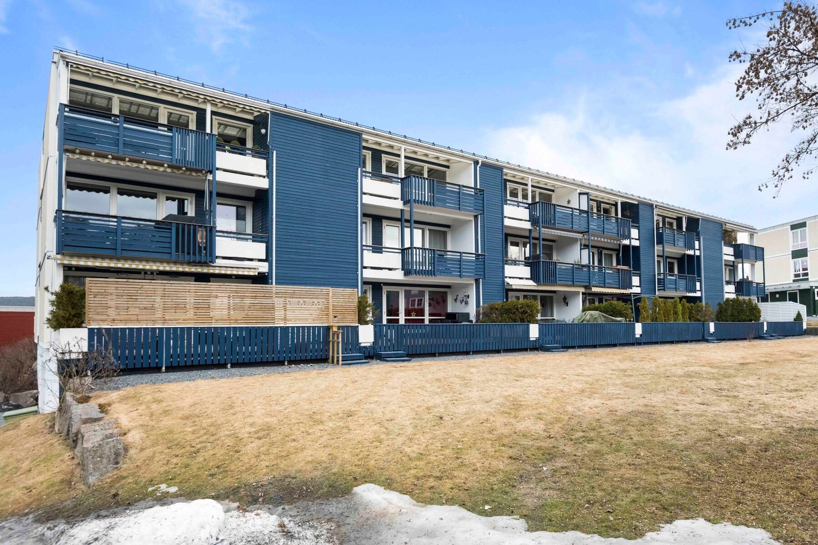 Leiligheten ligger i et solrikt og rolig boligfelt i grønne omgivelser på Bærums Verk. Galleribilde