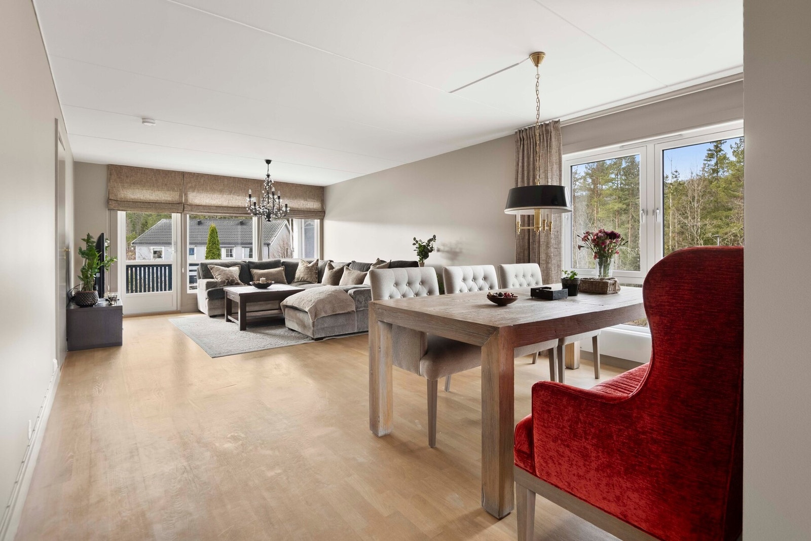 Boligens sosiale sone er innbydende med god utforming - og mye lys fra vinduer på 3 sider Galleribilde