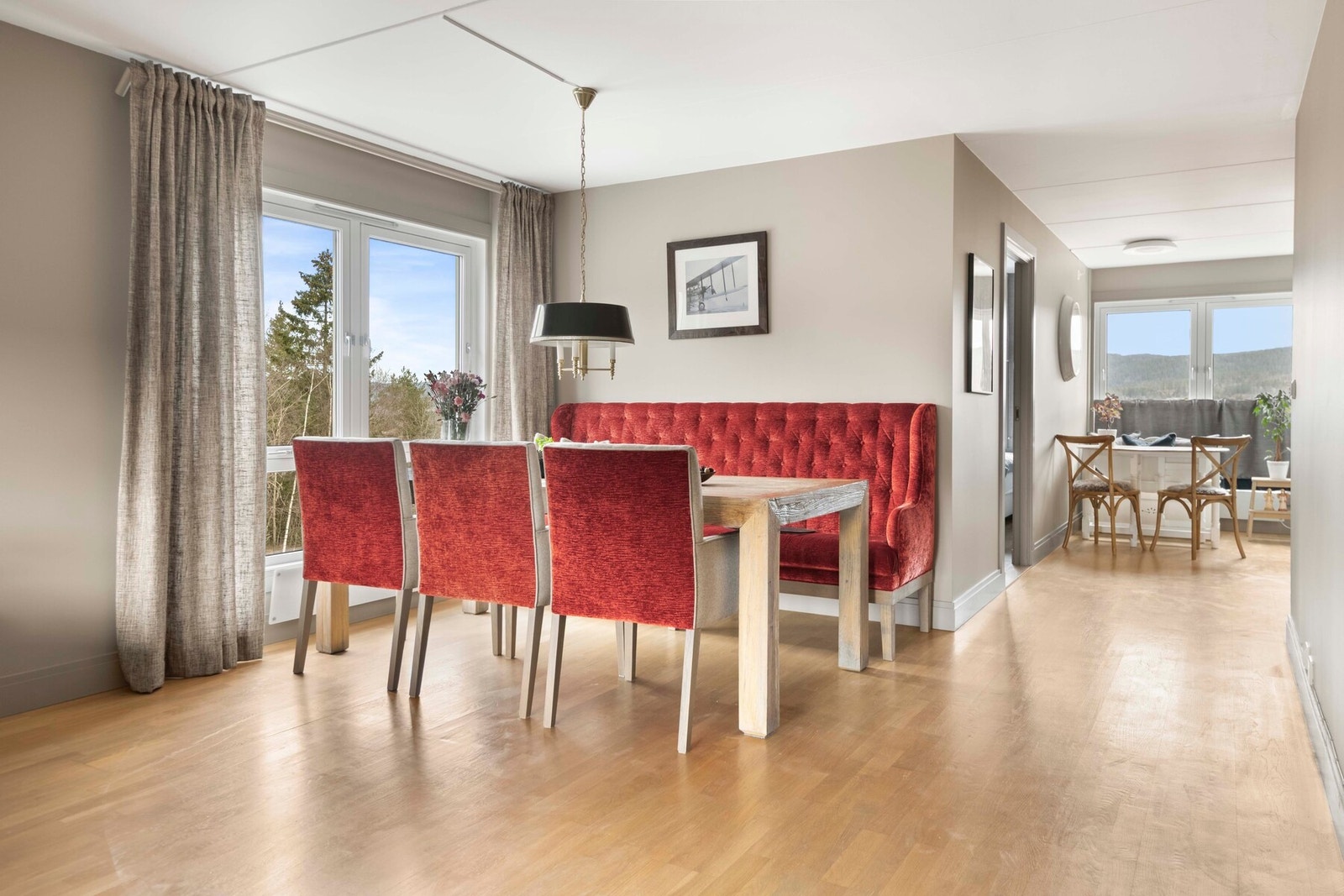 Det er naturlig plass til en spisegruppe, sofa og TV med tilhørende møblement. Galleribilde