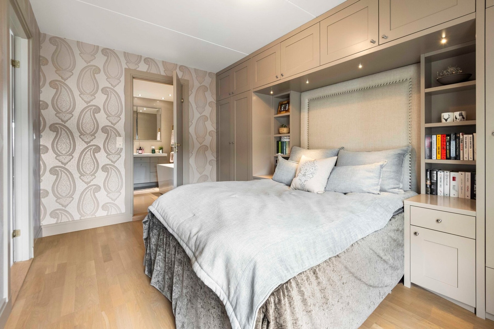 Hovedsoverommet er romslig med plassbygget garderobeløsning. Galleribilde