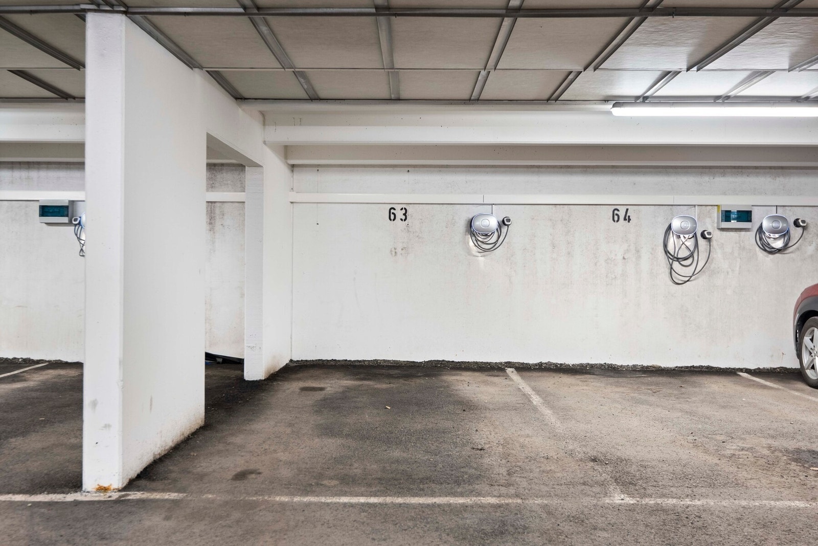 Leiligheten disponerer en garasjeplass med elbillader i felles anlegg. Galleribilde