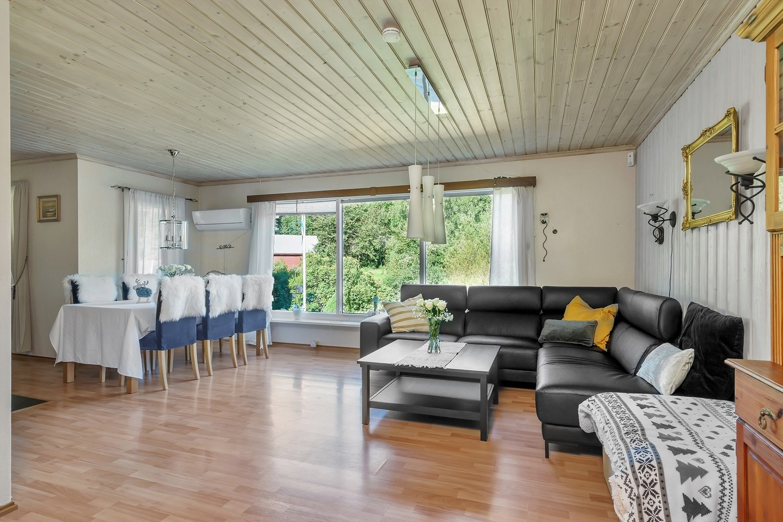 Romslig stue med god plass til sofa- og spisestueavdeling. Galleribilde