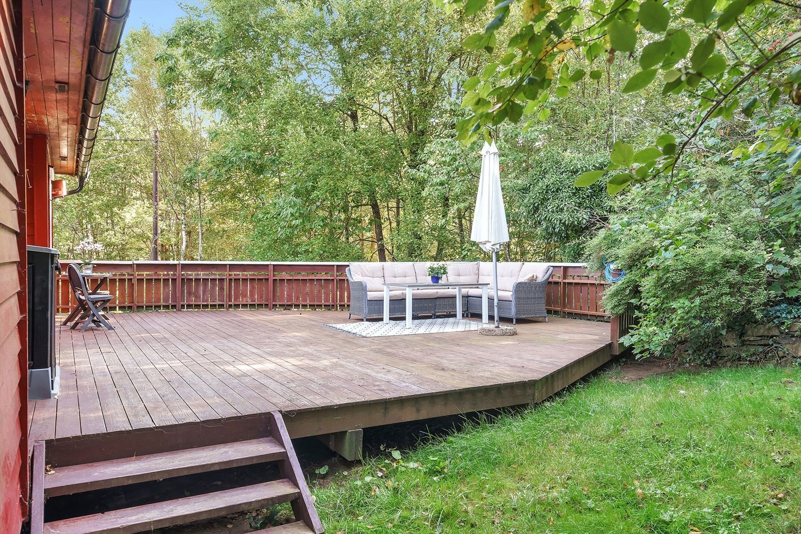 Usjenert og koselig uteområde bak den røde boligen Galleribilde