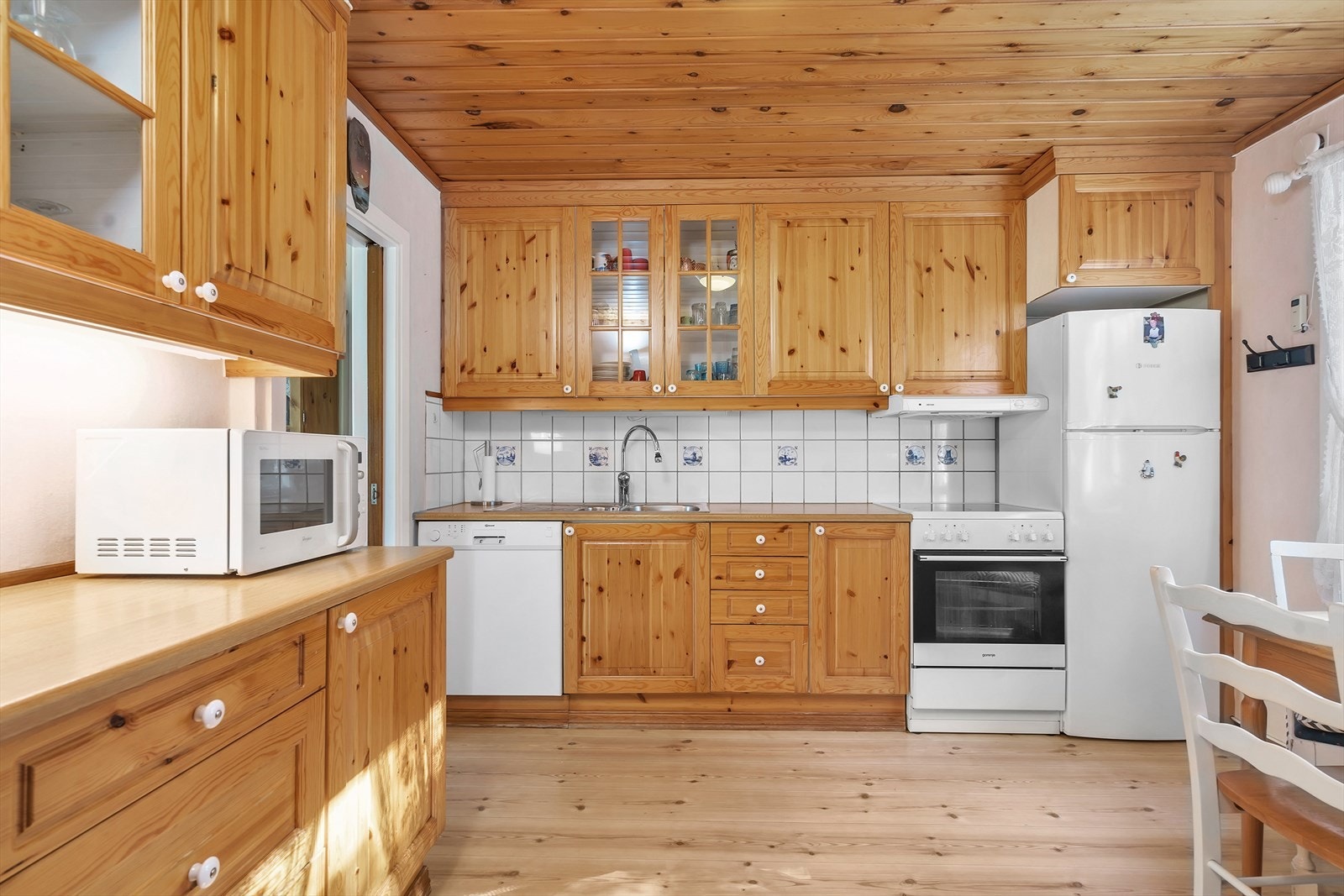 På kjøkkenet er det god plass til spisebord og stoler. Galleribilde