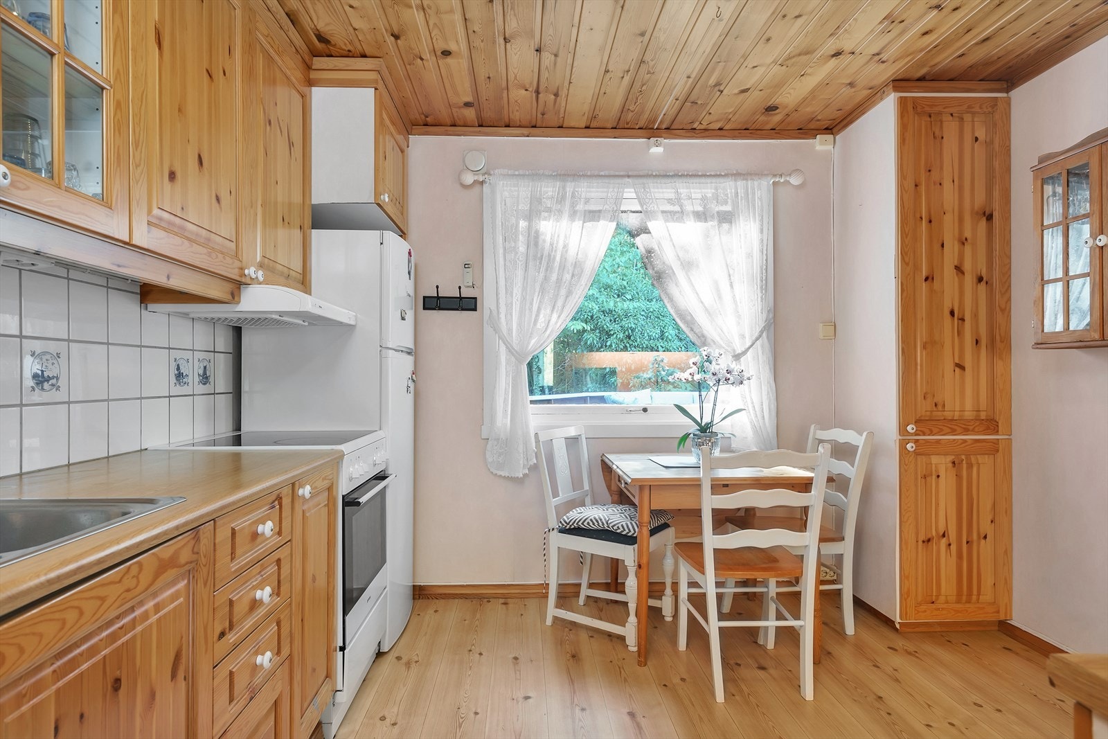 Praktisk kjøkken med god skap- og benkplass. Galleribilde