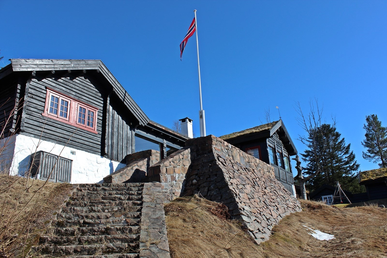 Mot hovedhuset Galleribilde